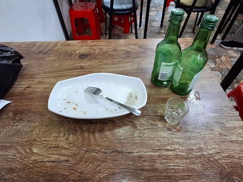 술병과 빈 접시