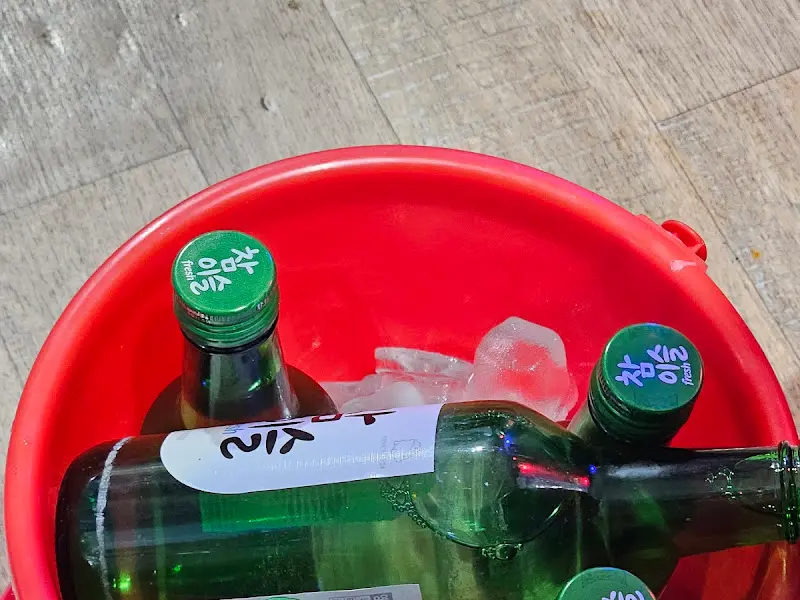 얼음 바구니에 담겨 나온 소주