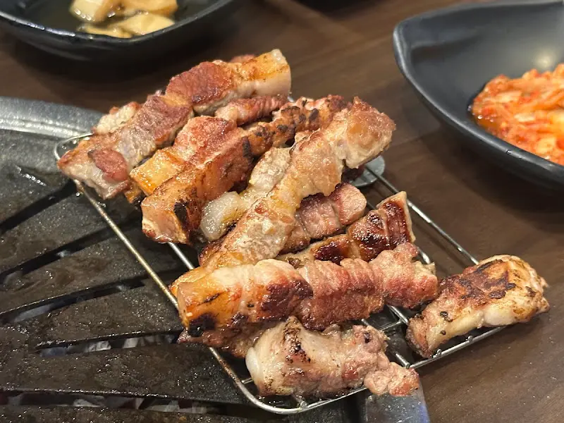 노릇하게 구워진 흑돼지 오겹살의 자태