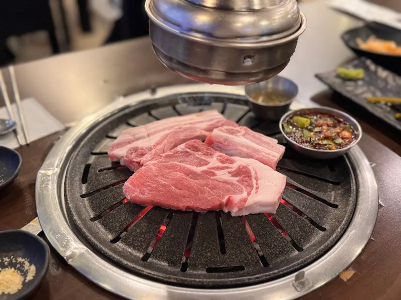 숯불 위에서 익어가는 흑돼지 오겹살