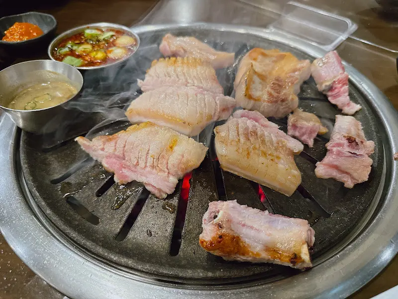 불판 위에서 맛있게 익어가는 흑돼지