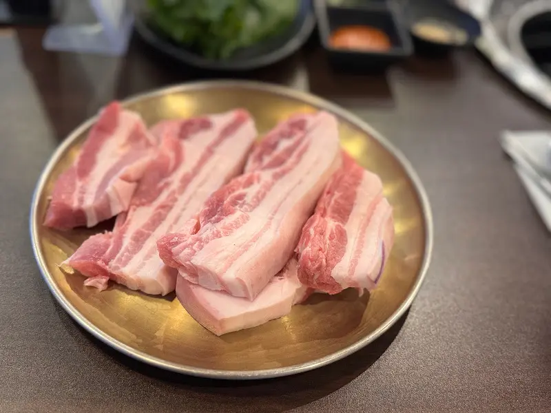 신선한 흑돼지 오겹살의 자태