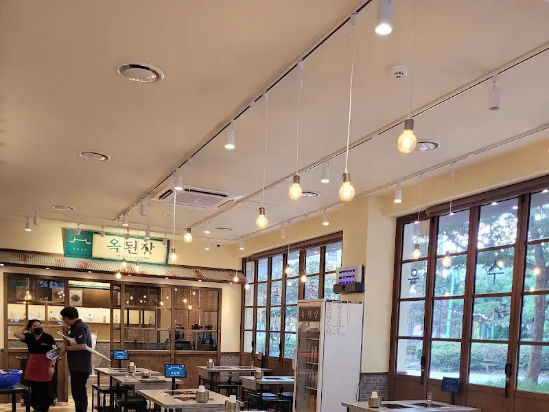 옥된장 상무지구점의 넓고 환한 내부