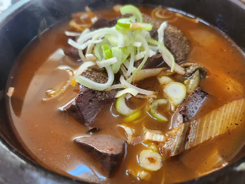 뚝배기에 담긴 선지국밥의 클로즈업