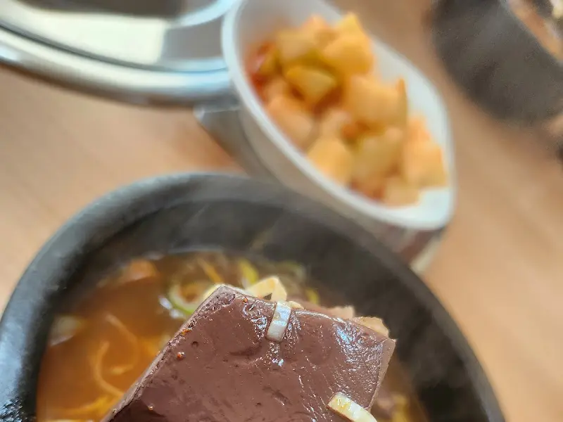 선지국밥 속 큼지막한 선지