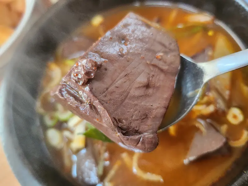 숟가락 위에 올려진 선지
