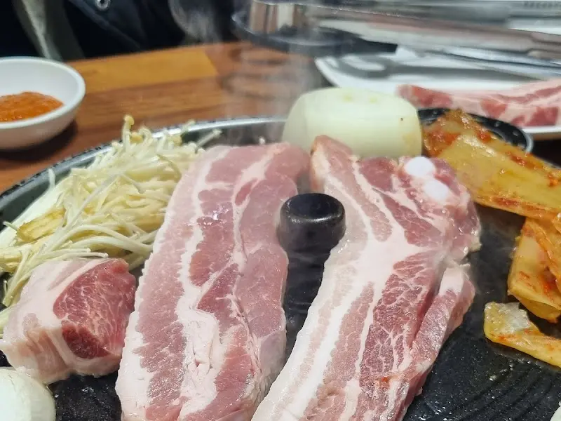 솥뚜껑 위에 구워지는 삼겹살