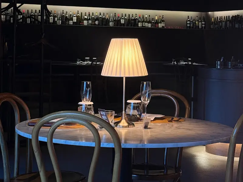 테이블 위 스탠드 조명