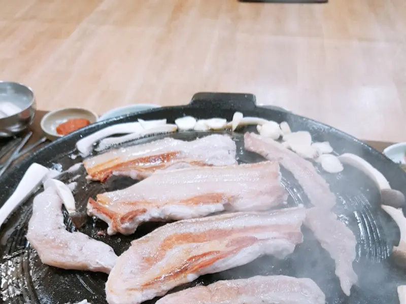 솥뚜껑에 구워지는 삼겹살