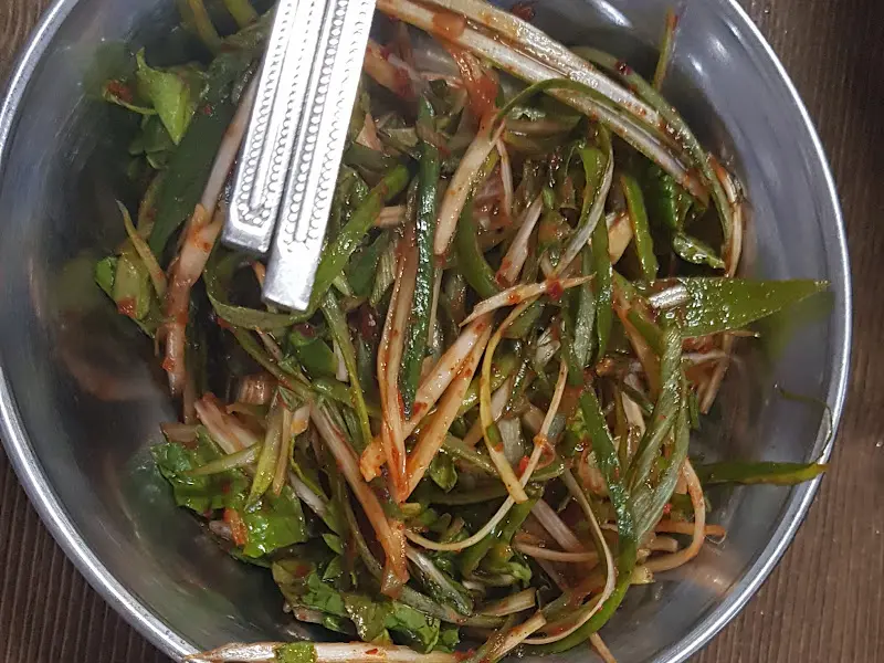 맛깔스러운 양념의 비빔국수