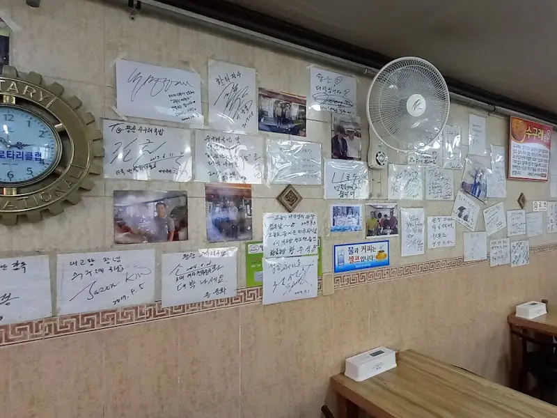 벽에 붙은 사인들