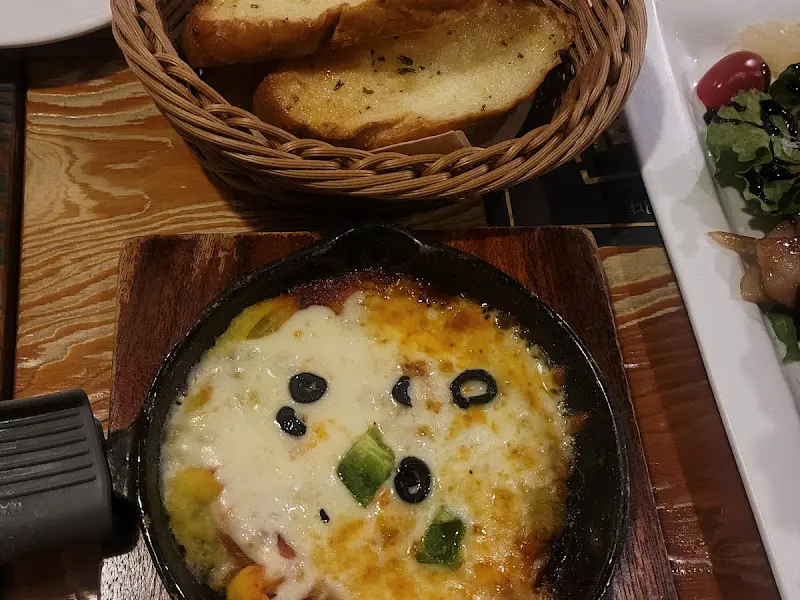 따뜻한 식전빵과 스푼 피자