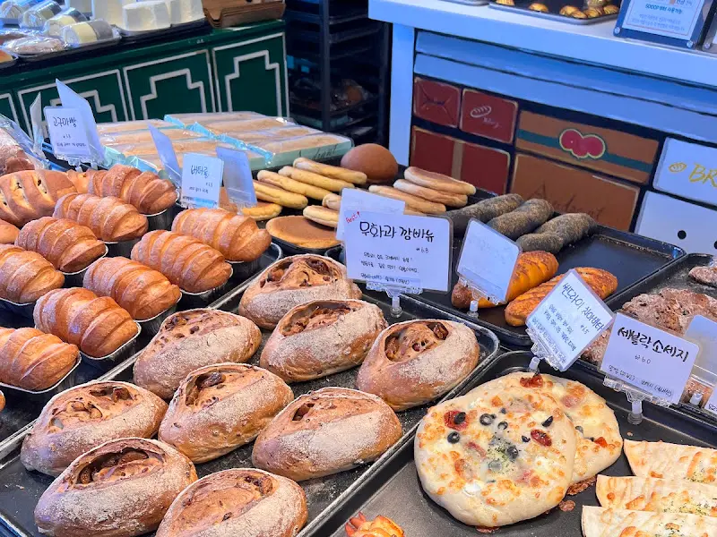 다양한 빵이 진열된 모습
