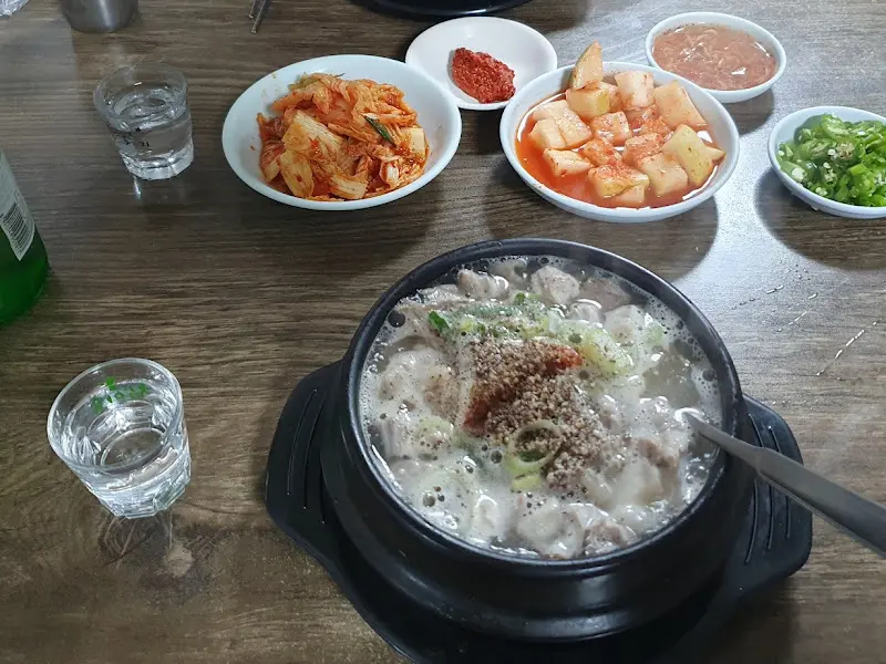 국밥과 함께 차려진 푸짐한 한 상