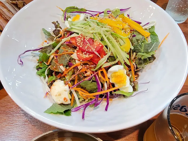 신선한 채소가 듬뿍 들어간 샐러드