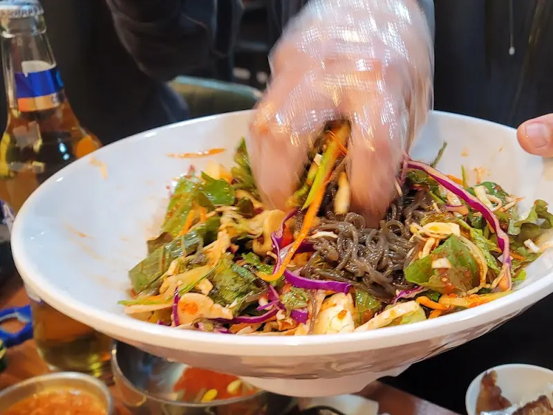 막국수를 비비는 모습