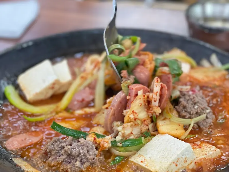 숟가락으로 재료를 들어올리는 모습