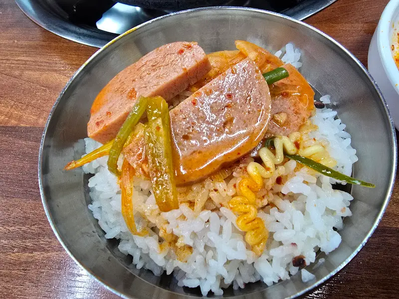 밥에 햄을 얹은 모습