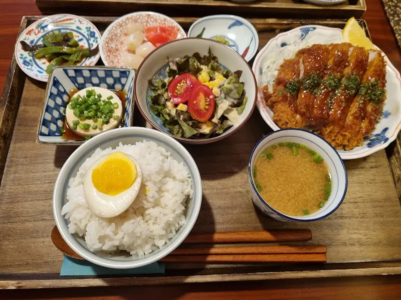 미소카츠 정식 한 상 차림