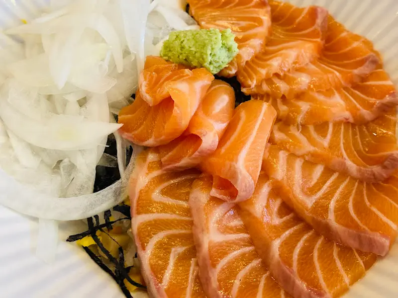 윤기가 흐르는 연어덮밥
