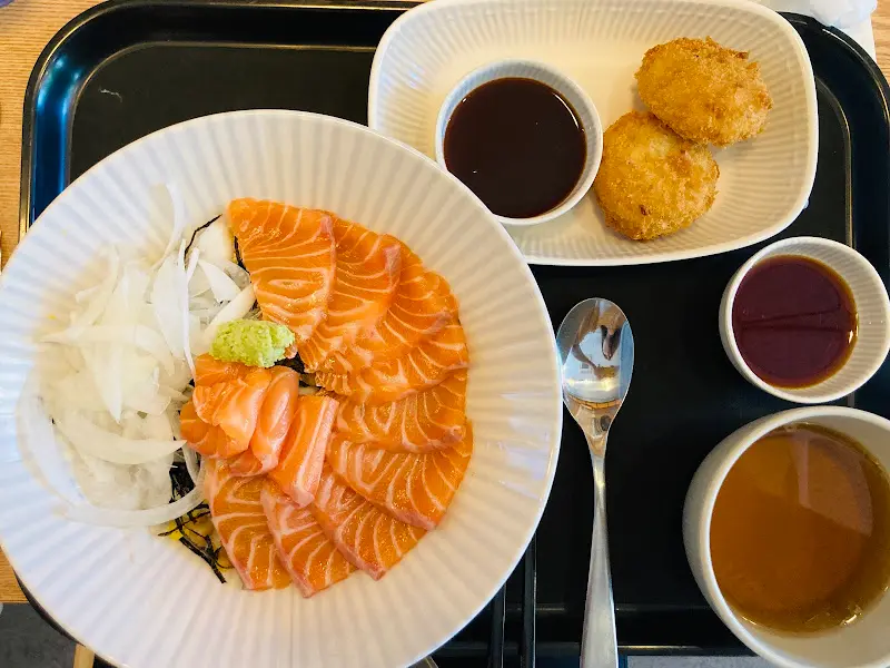 연어덮밥과 곁들임 메뉴