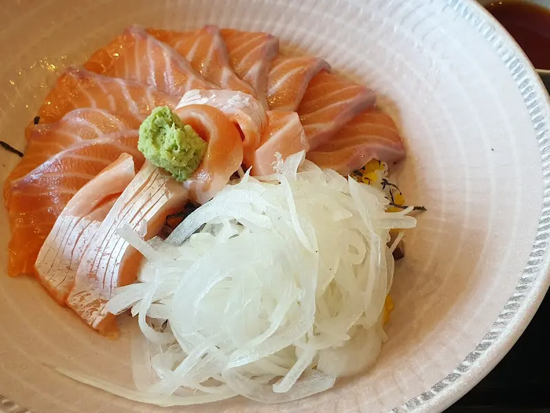 연어의 신선함이 느껴지는 단면