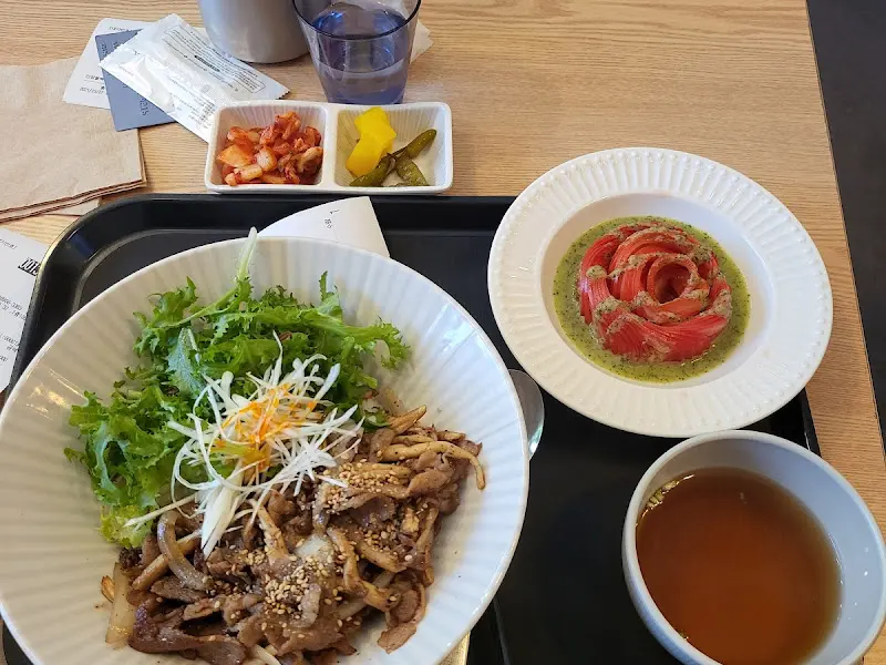 덮밥집이름 한 상 차림