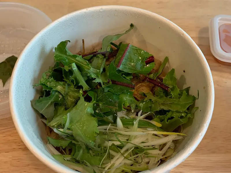 신선한 채소가 가득한 덮밥