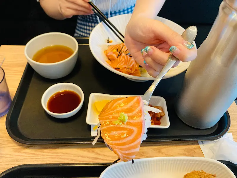 한 입 가득 연어 덮밥