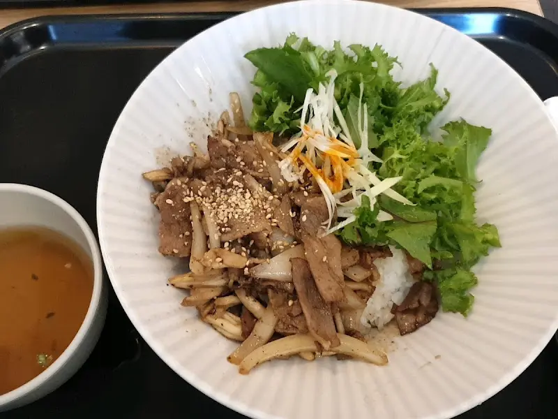 신선한 샐러드와 덮밥의 조화