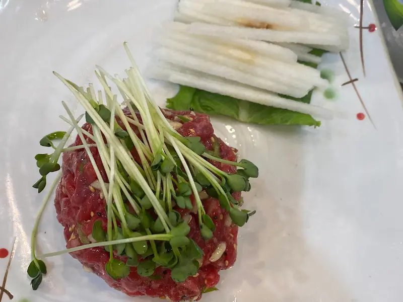 싱싱한 육회와 채소가 어우러진 육회비빔밥