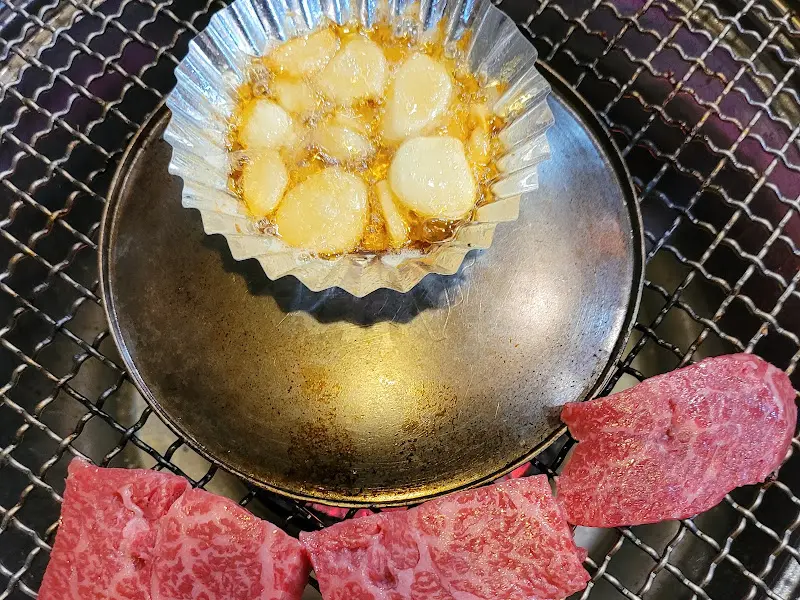 불판 위에서 익어가는 마늘