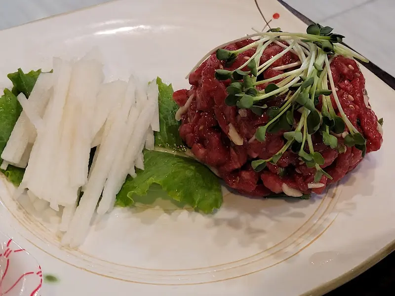 신선한 육회와 채소, 들깨가루의 조화