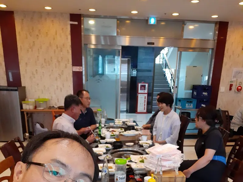 활기 넘치는 식당 내부