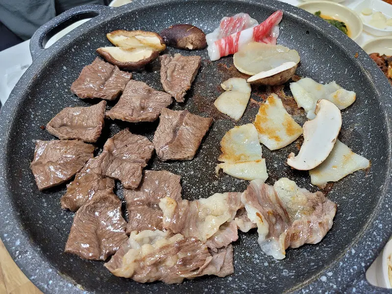 불판 위에서 익어가는 삼합