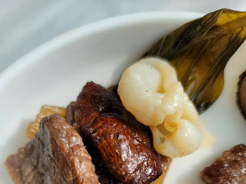 한우, 관자, 버섯 삼합 클로즈업