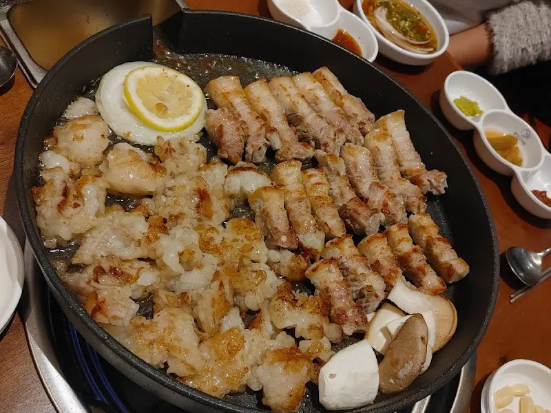 구워지고 있는 곱창과 삼겹살