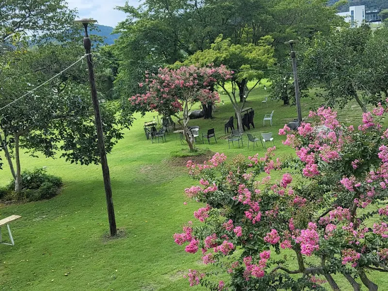 푸른 잔디밭 위에 놓인 테이블과 의자들