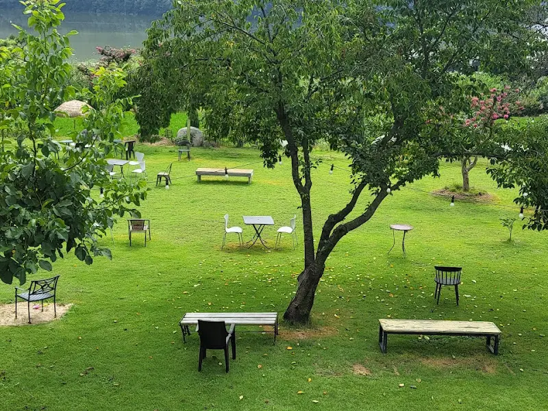 잔디밭 곳곳에 놓인 다양한 테이블과 의자들