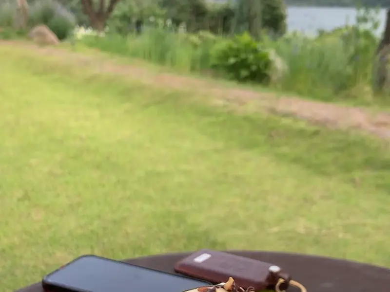 테이블 위에 놓인 핸드폰과 차 키