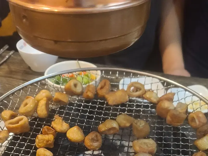 초벌된 막창이 석쇠 위에서 맛있게 구워지고 있는 모습