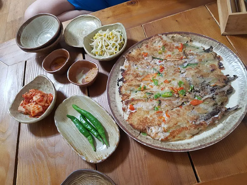 명태전과 다양한 반찬들이 함께 놓여 있는 모습