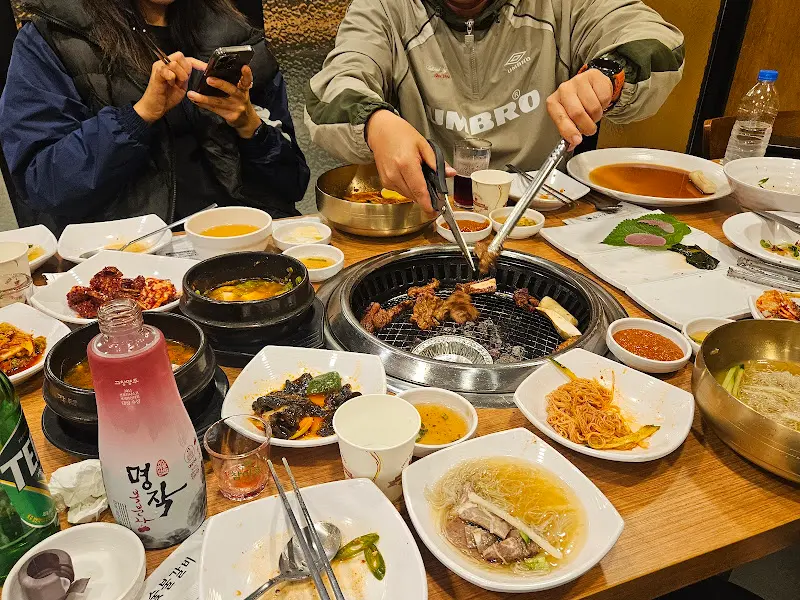 푸짐하게 차려진 테이블 위 음식 사진