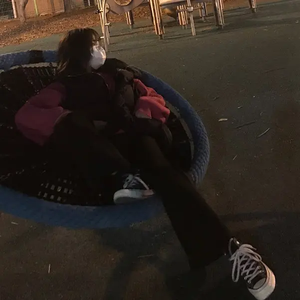 놀이터에서 즐거운 시간을 보내는 아이