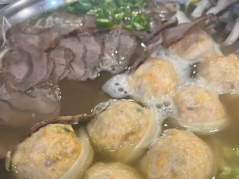 아롱사태와 만두가 어우러진 전골