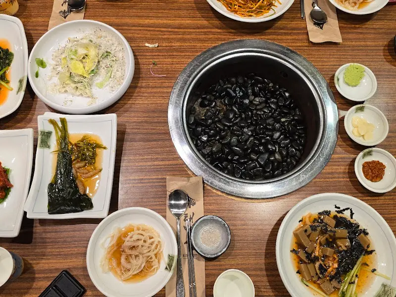 푸짐하게 차려진 밑반찬