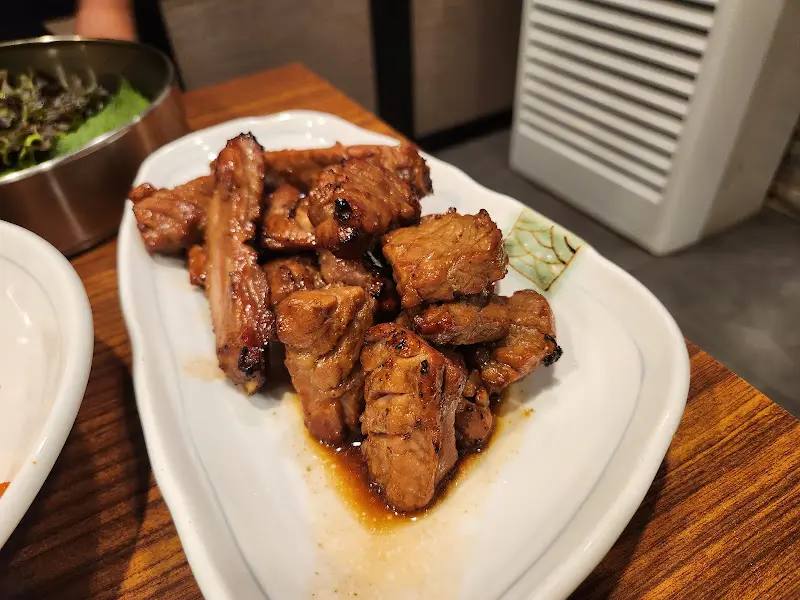 노릇하게 구워진 돼지갈비