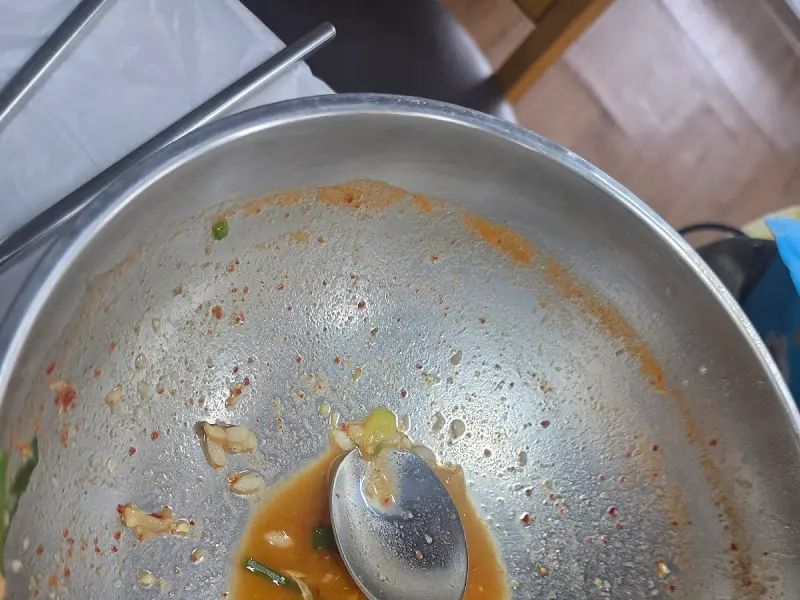 깨끗하게 비워진 뚝배기