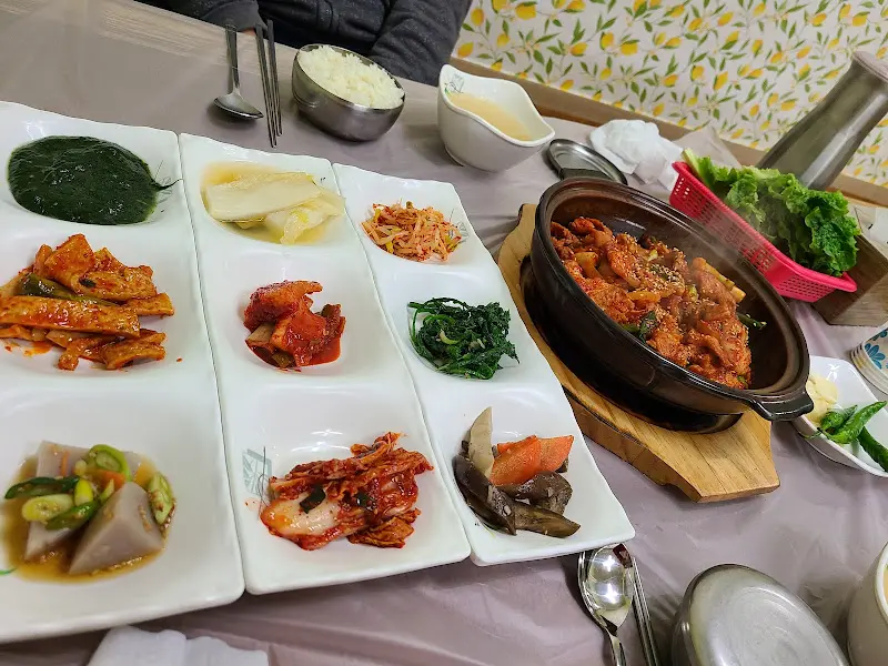 푸짐하게 차려진 전라도 백반 한 상