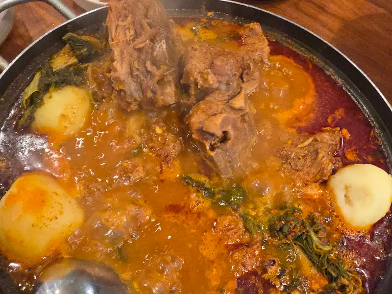 푸짐한 양의 감자탕